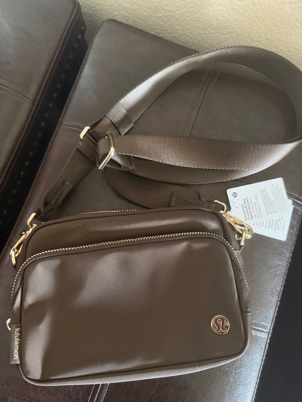 Lululemon Everywhere Crossbody Bag 2L metal hardware in walnut crunch/gold
